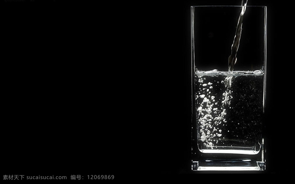 杯子倒水 杯子 酒杯 水 生活百科 生活素材 摄影图库
