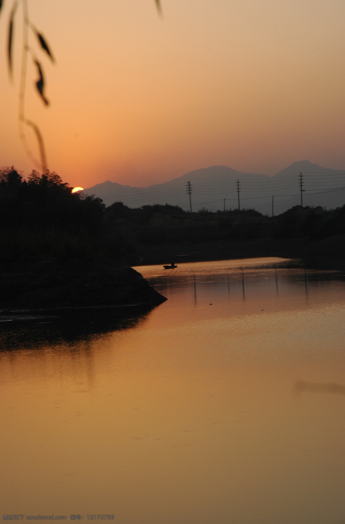 运河 夕照 夕阳 小船 远山剪影