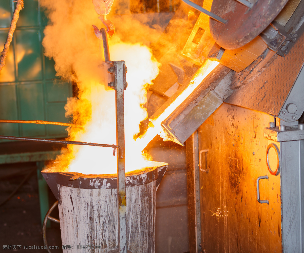 炼钢炉 里 铁水 冶炼钢铁 钢铁工厂 炼钢厂 钢材厂 工业生产 现代科技