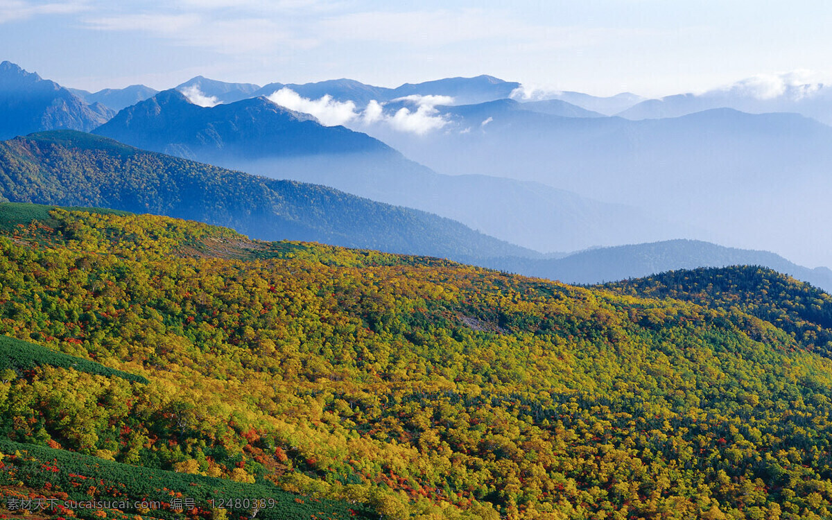 高山远景 山 群山 云雾 蓝天白云 森林 树木 自然景观 山水风景 自然风光壁纸 摄影图库