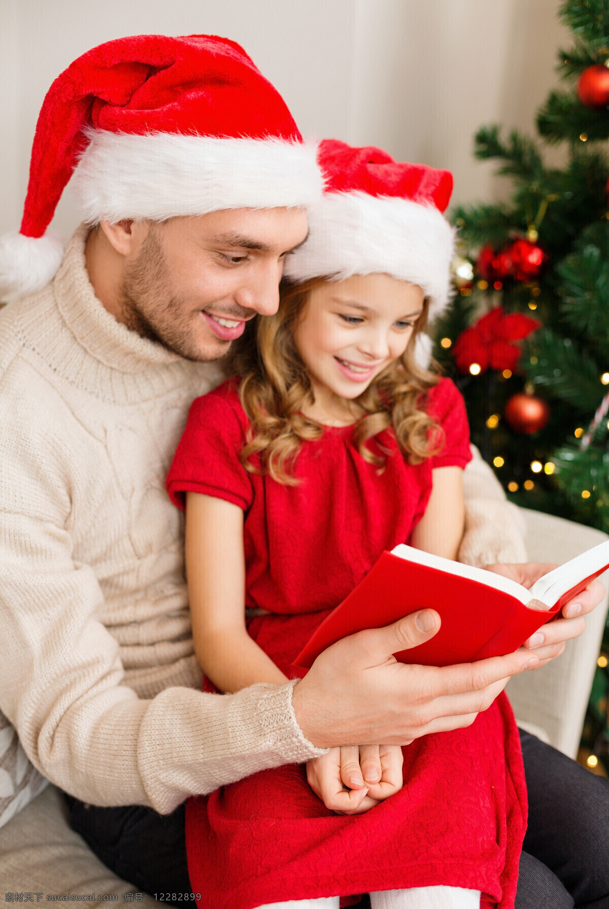 陪 女儿 看书 爸爸 陪女儿看书 微笑 圣诞帽子 父女 圣诞节 节日 生活人物 人物图片