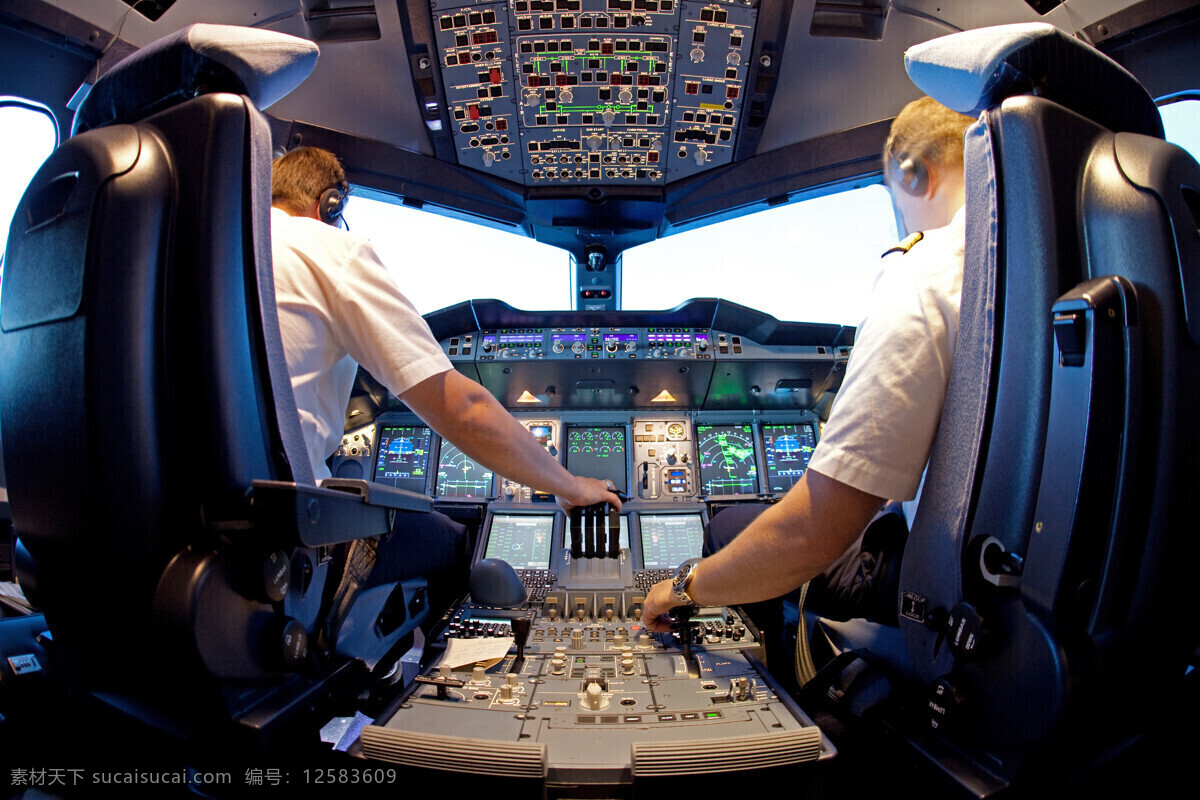 驾驶舱实拍 驾驶舱 飞机 驾驶员 副驾驶 空中 操作 操作台 交通工具 现代科技 黑色