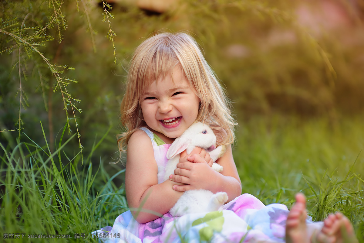 开心 抱 兔子 小女孩 抱着兔子 儿童 幼儿 外国儿童 小孩子 儿童幼儿 儿童图片 人物图片