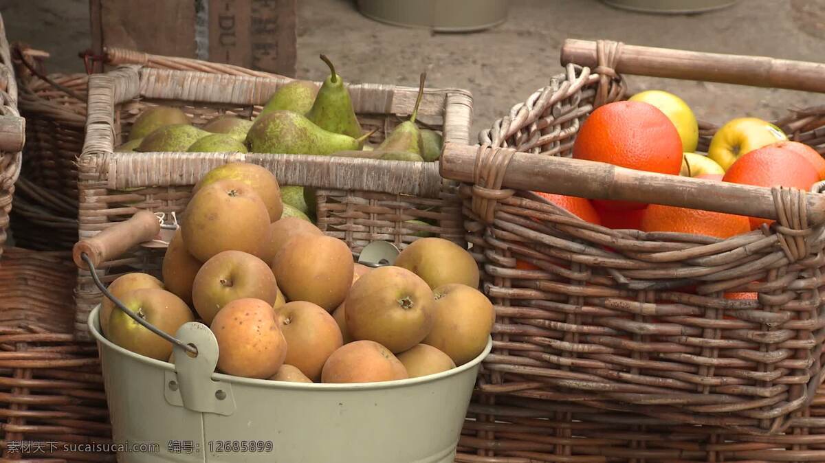农场 商店 生产 食品和饮料 水果 健康的 农民 农事 地方的 有机的 新鲜的 健康 营养物 营养 市场 失速 篮子 梨 苹果 橙色 橘子 秋天 落下 季节性的 每日五蔬果 局部 来源