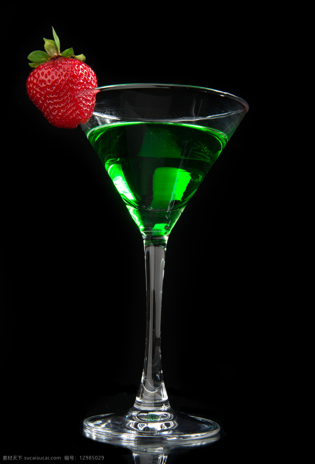 绿色 酒水 草莓 绿色酒水 高酒杯 酒水饮料 美味 餐饮美食 黑色