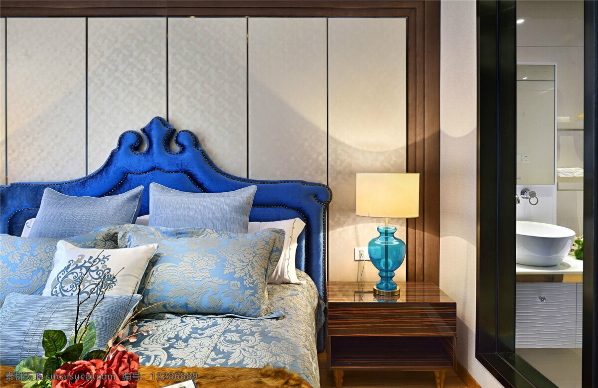 现代 轻 奢 卧室 宝蓝色 床头 室内装修 效果图 卧室装修 白色背景墙 木制床头 宝蓝色床头
