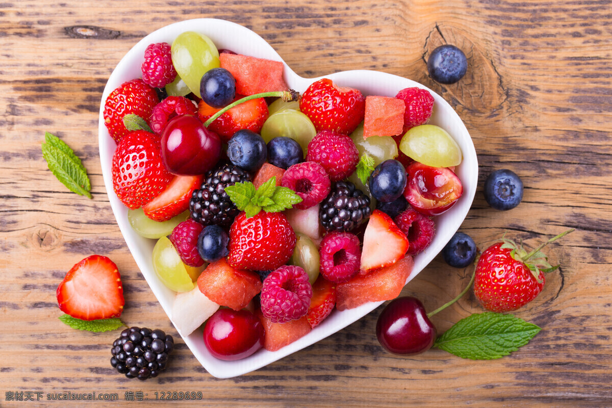 心形 盒子 里 浆果 心形盒子 草莓 樱桃 蓝莓 树莓 新鲜水果 水果蔬菜 餐饮美食 红色