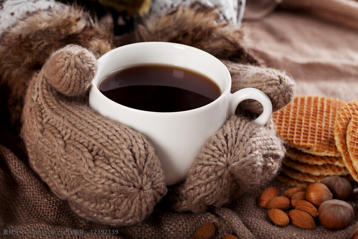 捧 咖啡 毛线手套 杏仁 饼干 热饮 冬季 咖啡图片 餐饮美食