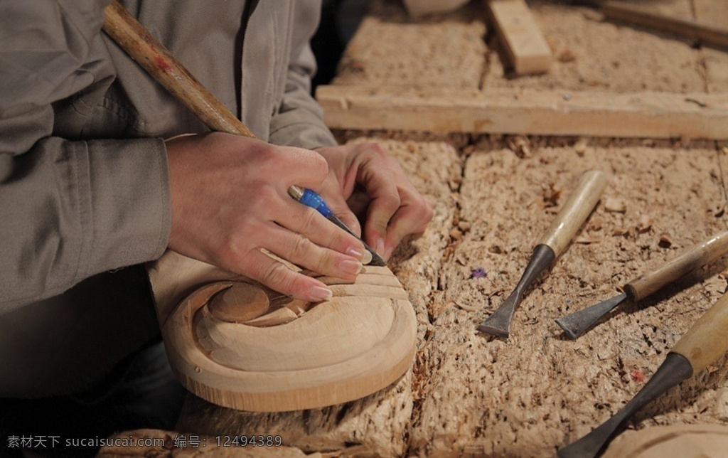 家具雕刻 实木家具 雕刻工艺 手工雕刻 精细 手工 文化艺术 雕刻 职业人物 人物图库 传统文化