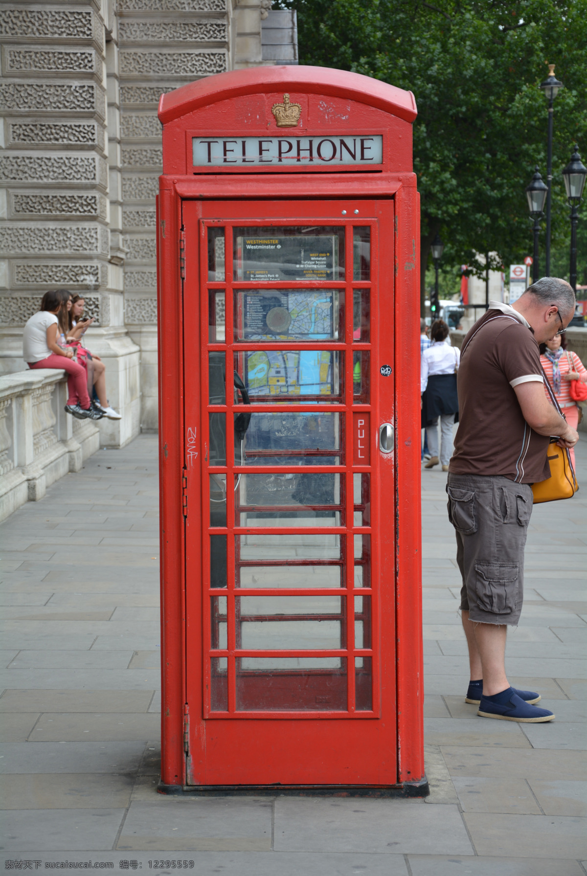 红色电话亭 电话亭 公共电话 公共设施 市政设施 便民设施 现代科技