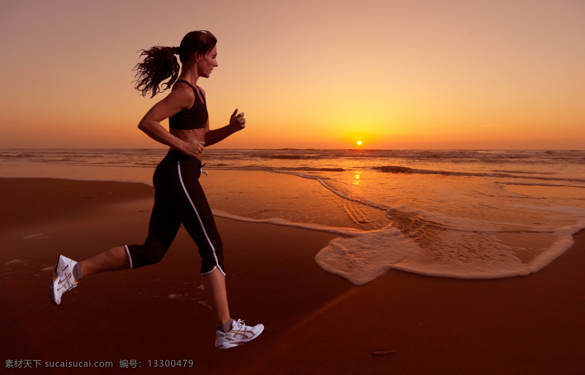 黄昏 海边 跑步 女子 海滩 夕阳 休闲 奔跑 人物 海边跑步 自然景观 自然风景 海滩海浪 摄影图库 高清图片 体育运动 生活百科