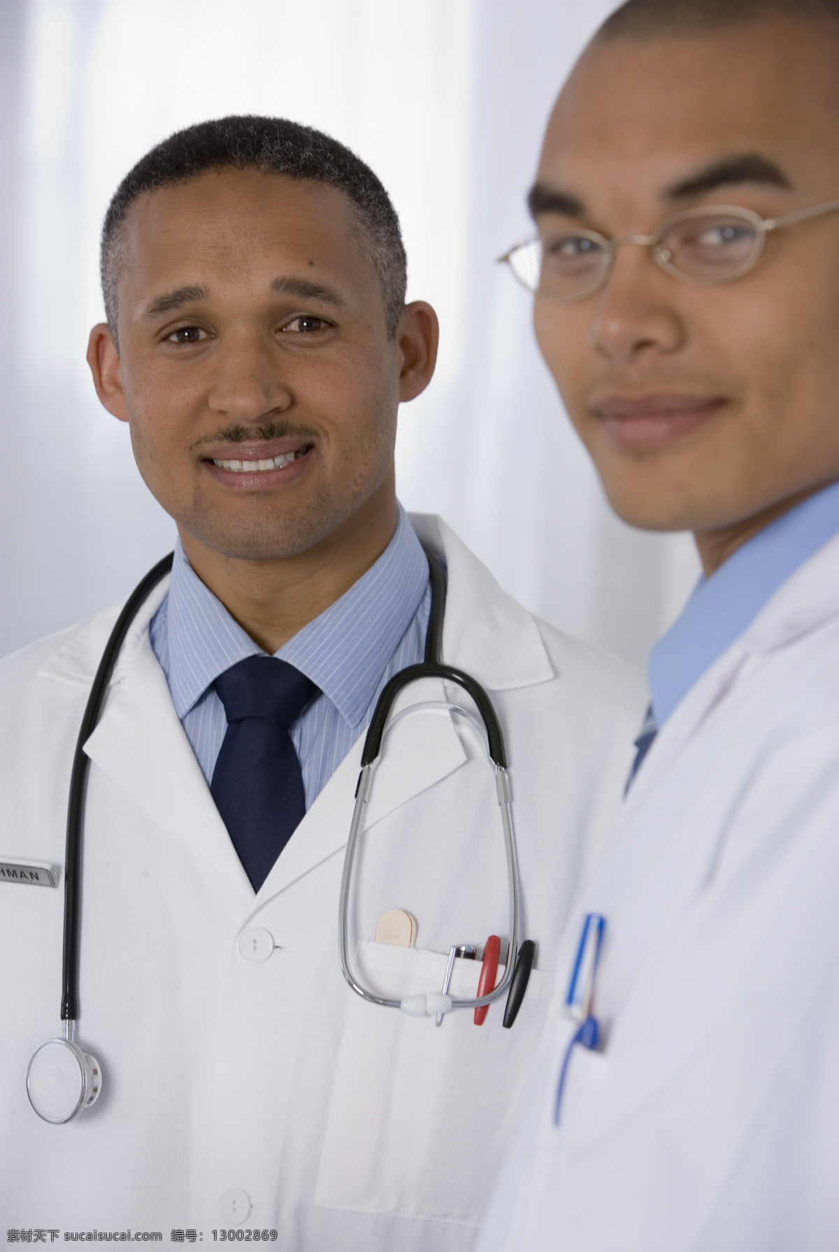 两位 男 医生 医疗 男医生 医院素材 男性 职业人物 微笑 办公 商务人士 人物图片