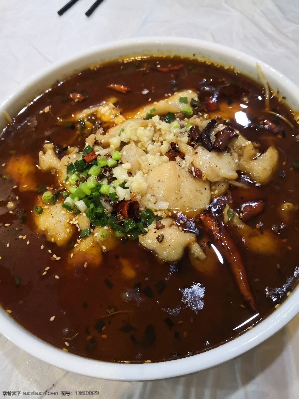 水煮鱼 鱼片 辣椒 葱 蒜 豆芽菜 红红火火 美食 餐饮美食 传统美食