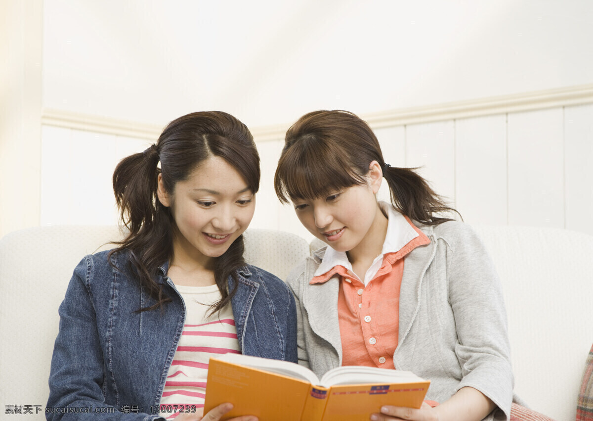 人物写真 两个女生 读书 看书 学习 讨论 研究 合作 人物图库 人物摄影 摄影图库