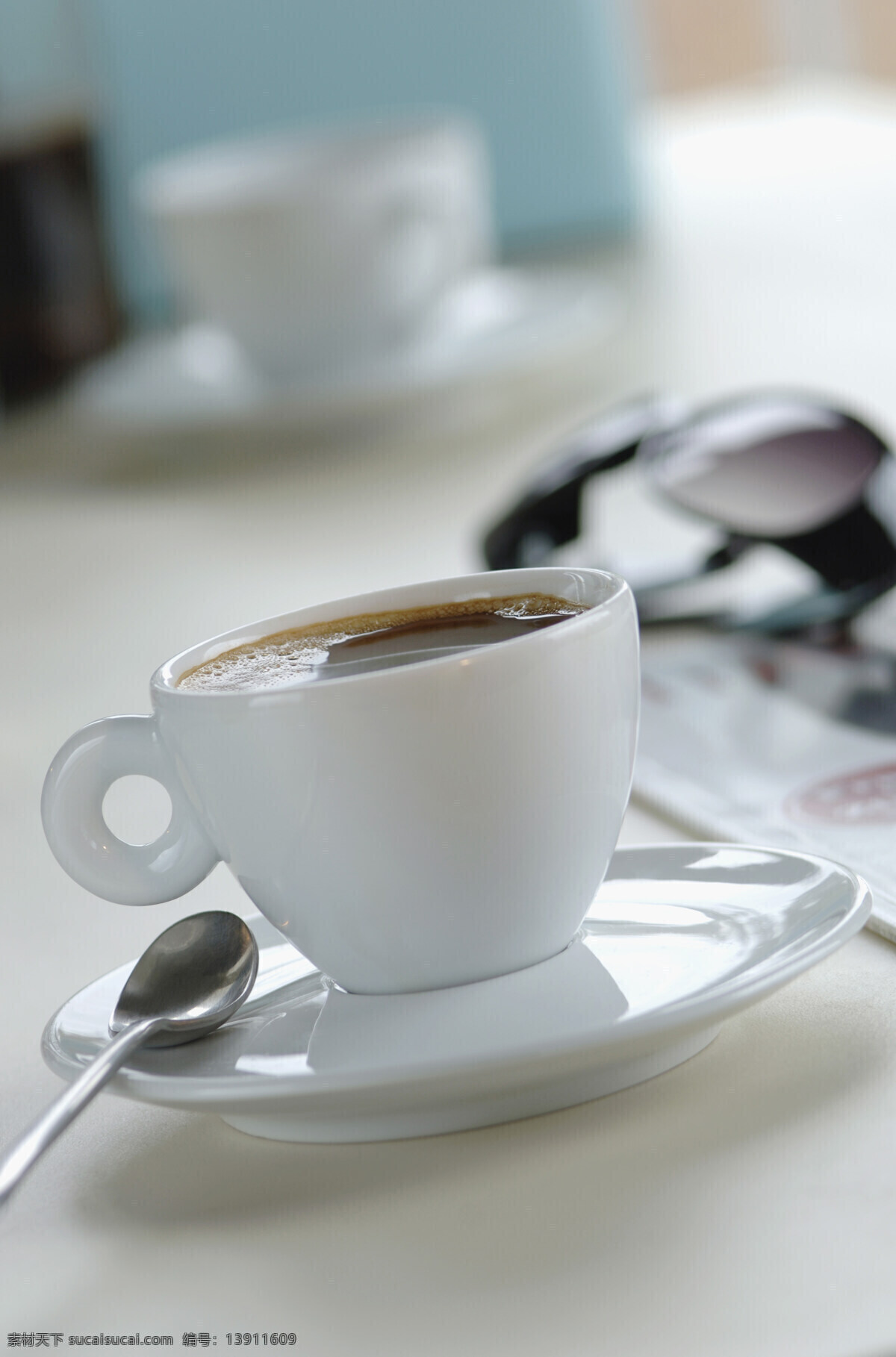 一杯 浓香 咖啡 提神 饮料 咖啡杯 托盘 白色 干净 勺子 铁勺 高清图片 咖啡图片 餐饮美食