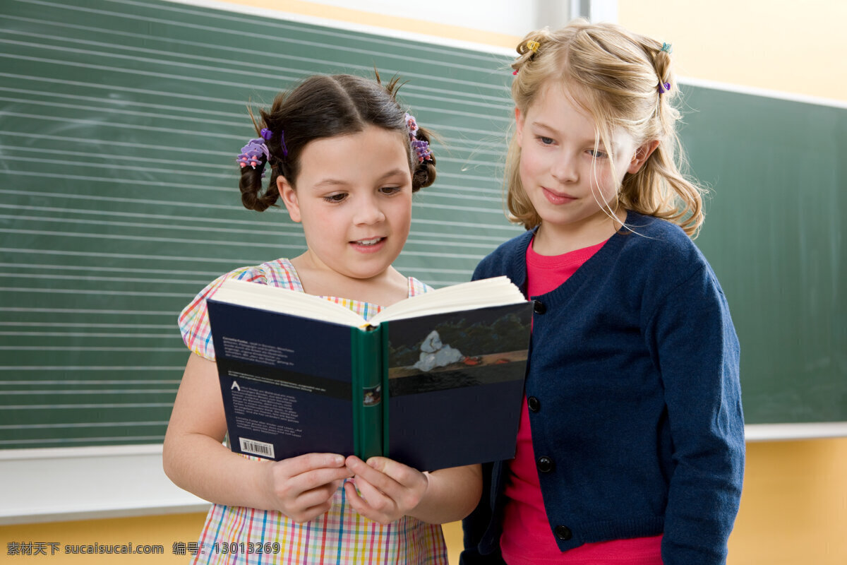 一起 看书 女生 学校 学生 教室 2个人 专注 阅读 书籍 微笑 握住 友谊 共享 校园生活 小学生 国外小学生 高清图片 儿童图片 人物图片