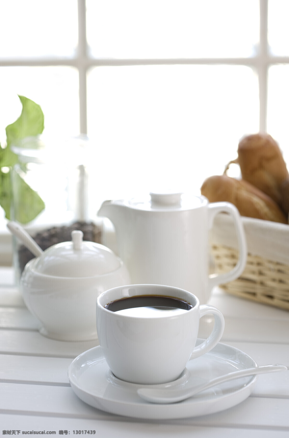咖啡杯 咖啡壶 咖啡 咖啡勺 方糖碗 咖啡豆 白色瓷盘 篮子 面包 休闲 品味生活 高清图片 咖啡图片 餐饮美食