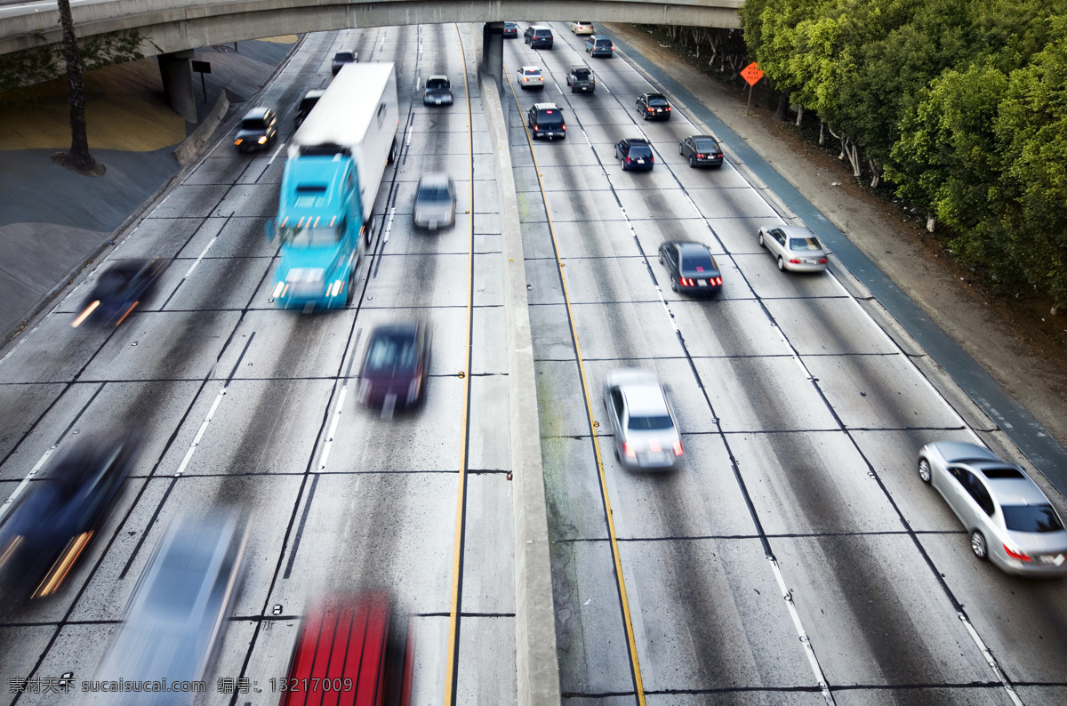 公路 上 高速 行驶 车辆 交通工具 高速行驶 轿车 其他类别 生活百科