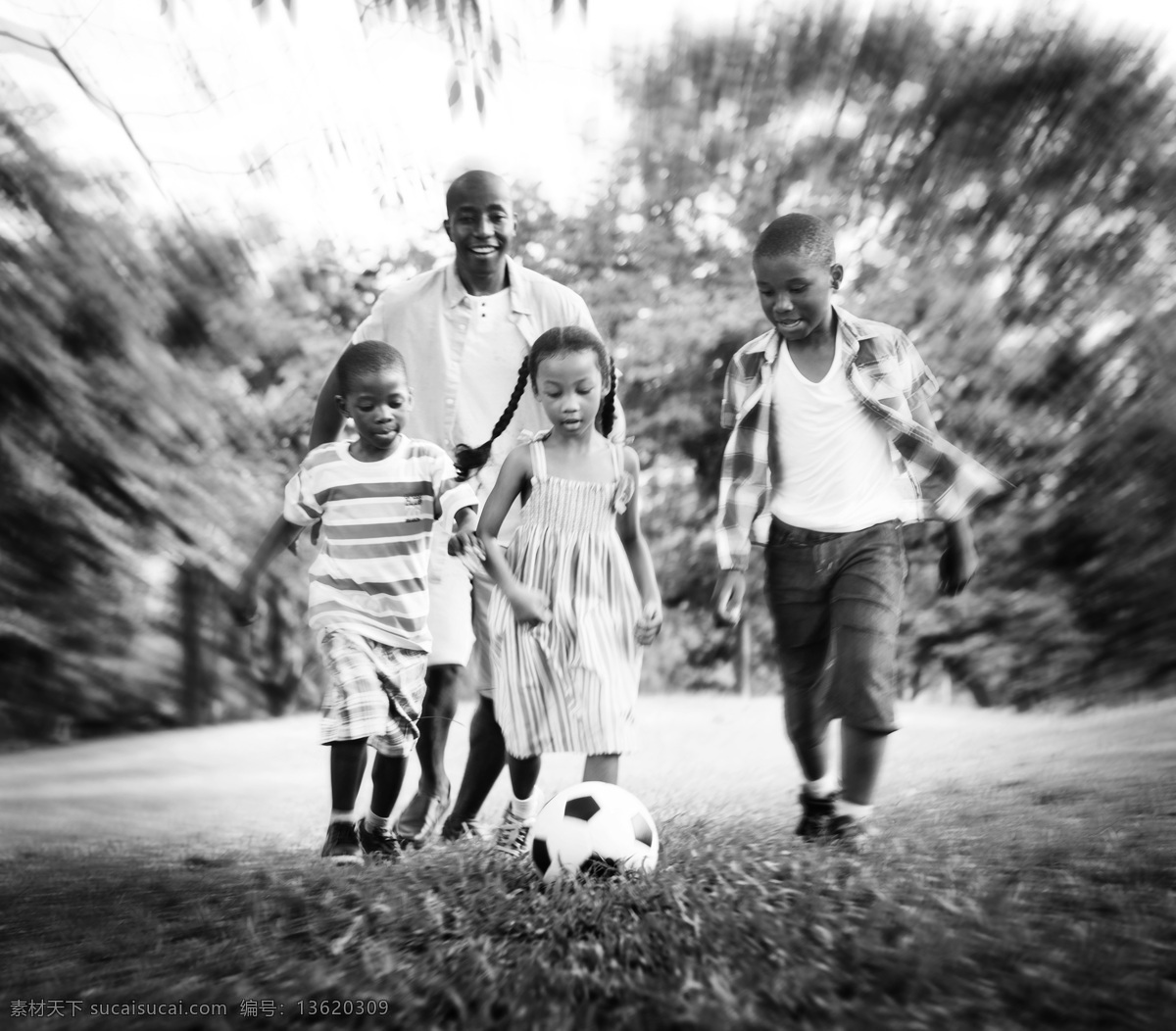 草地 上 踢 足球 一家人 小男孩 小女孩 爸爸 妈妈 大人小孩 幸福家庭 家人 亲情 生活 人物 家庭图片 人物图片