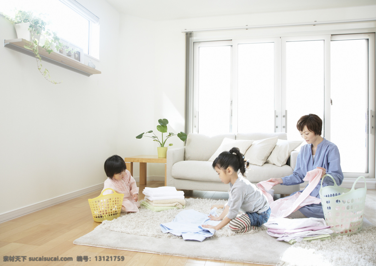 家居生活 人物 母女 日常生活 温馨 收衣服 整理衣服 折衣服 做家务 人物摄影 妈妈 女儿 高清 日常 生活 人物图库