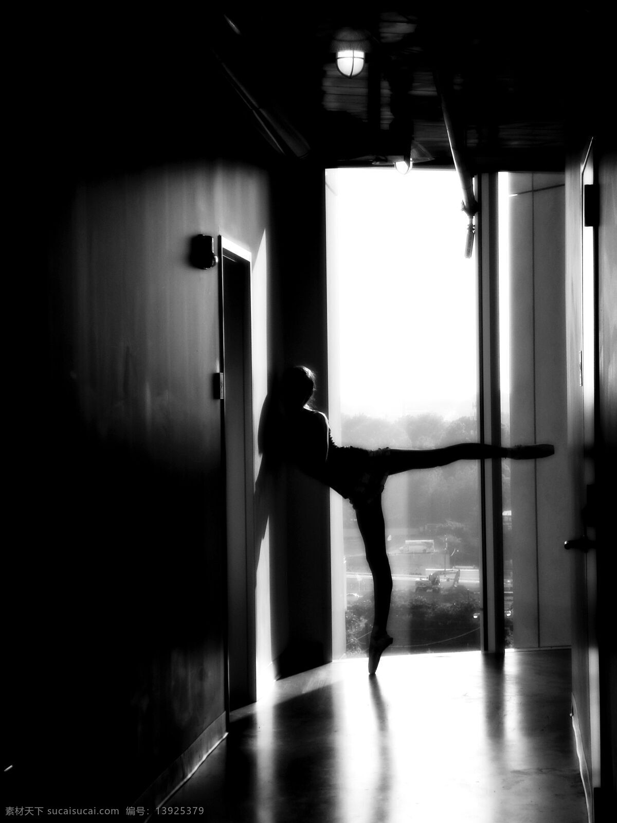 舞蹈 人物图片 芭蕾 窗 黑白 室内 文化艺术 舞蹈人物 舞者 舞姿 ballet 造型 艺术 舞蹈音乐 psd源文件