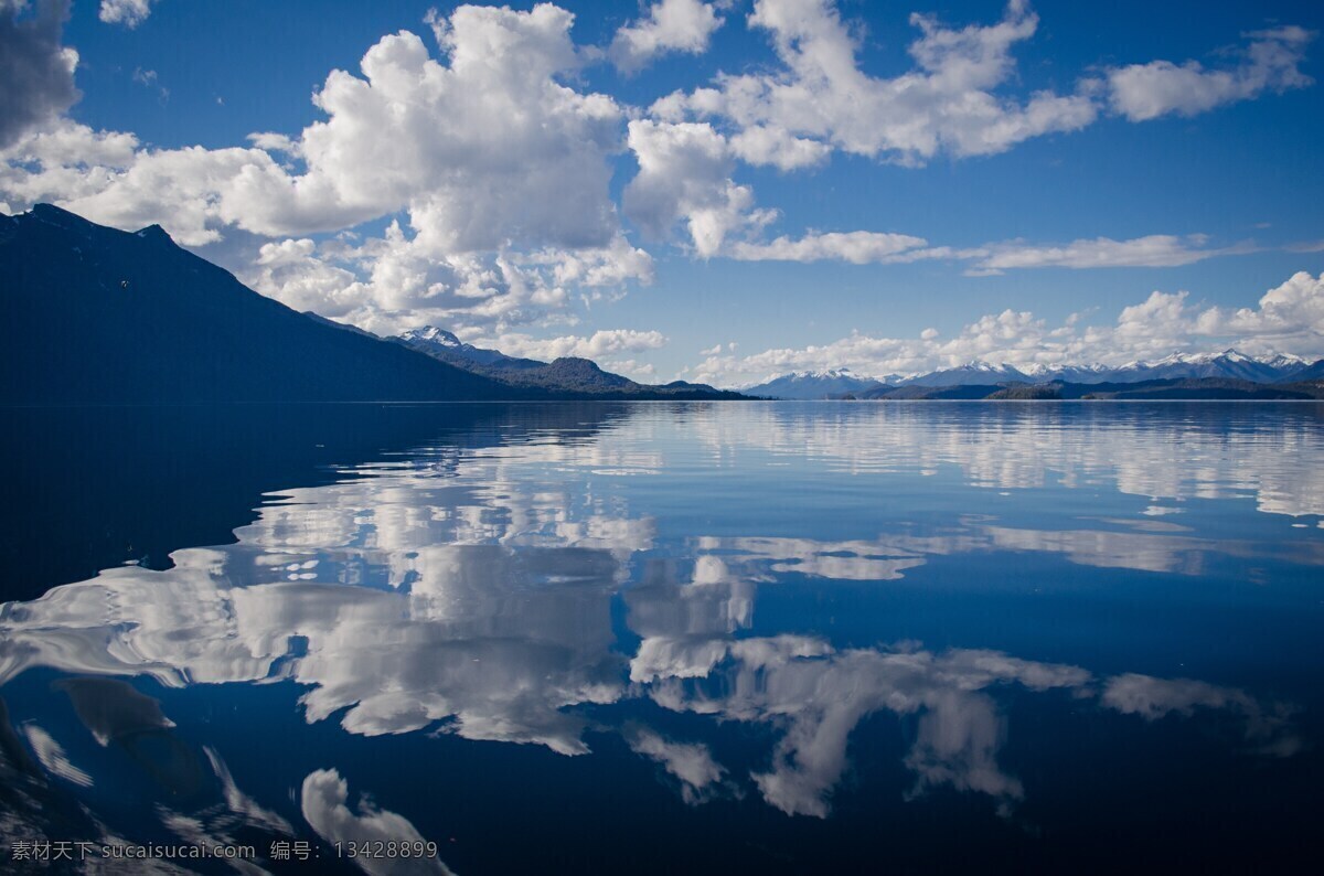 静谧湖面 蓝天倒影 湖水 山 唯美 湖面 白云 幽静 自然景观 自然风景