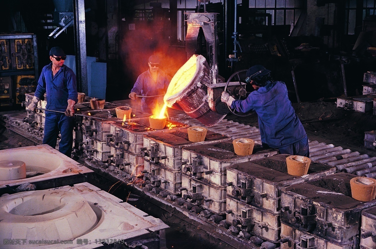炼钢 冶炼 炼铁 模型 工人 重金属 火炉 三个人 外国人 眼镜 铁水 铁器 现代科技 工业生产 摄影图库