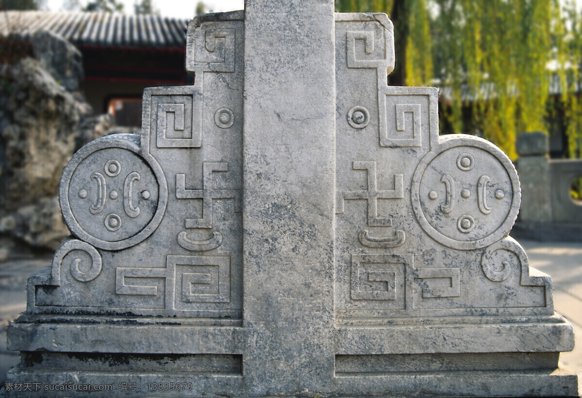 石柱 建筑 建筑群体 民间 景点名胜 廊柱饰 传统建筑 砖雕 石雕 古代雕刻 精美 细腻 游人 游览 柱饰 建筑园林 石像 石材 雕塑