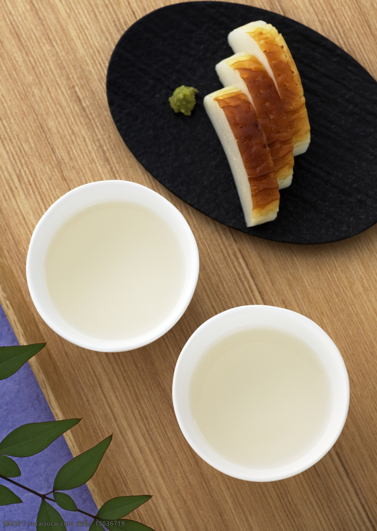 啤酒饮料 白酒 米酒 白色饮料 奶酪 面包 餐饮美食 饮料酒水 摄影图库 人物