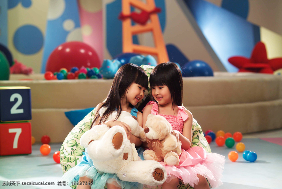 长发 儿童幼儿 可爱 齐刘海 裙子 人物图库 玩具 双胞胎 小 美女图片 美女 两个 小美女 sandy mandy 小熊 小朋友 布熊 psd源文件