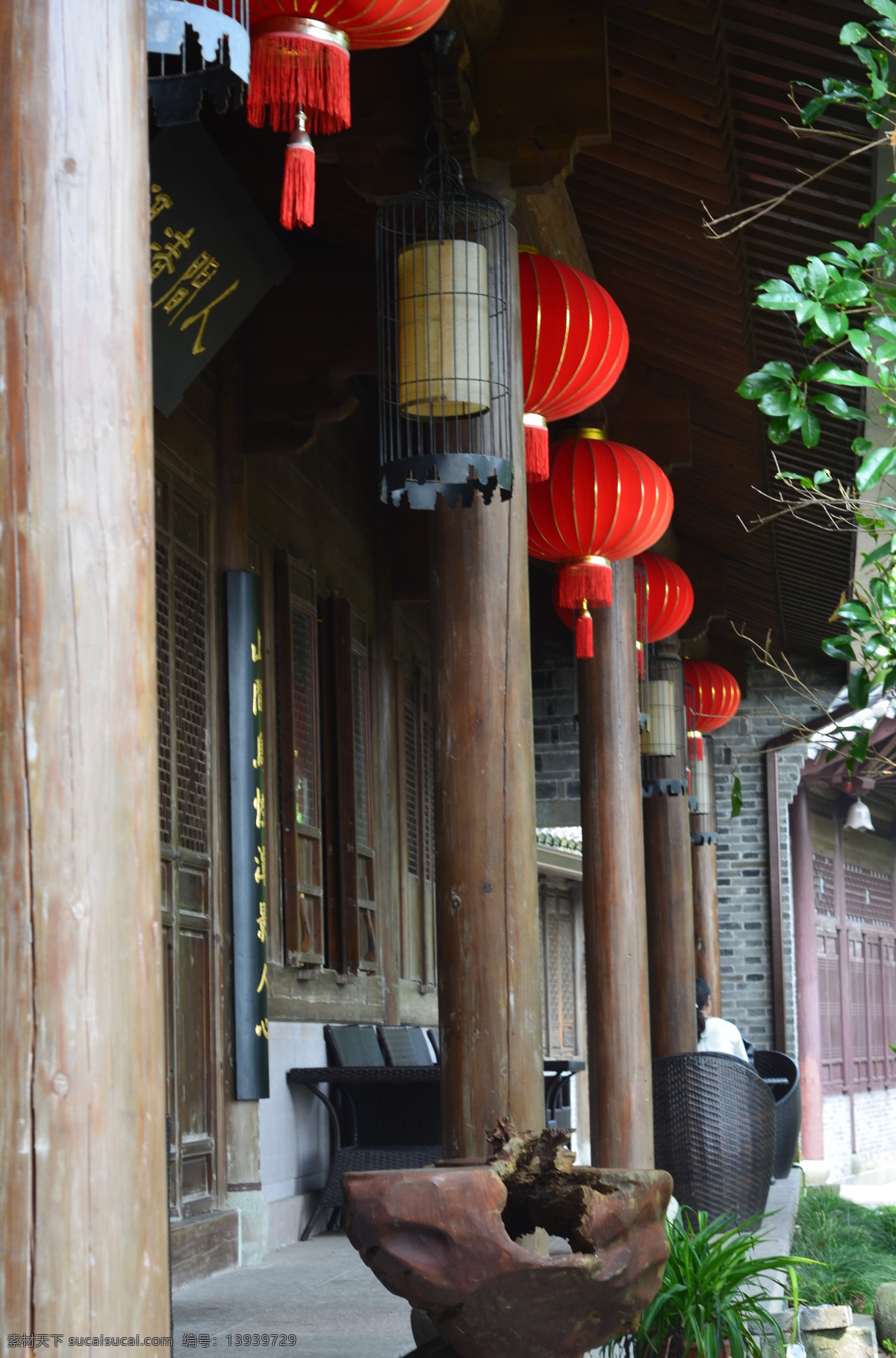 宁波保国寺 宁波 江北 保国寺 千年古刹 古寺 木结构建筑 榫卯结构 营造法式 典范 宁波景点 中式建筑 古建筑 江南寺庙 寺庙 江南建筑 园林 大树 树木 柱子 红灯笼 石墩子 宁波图片 建筑景观 自然景观 旅游摄影 国内旅游