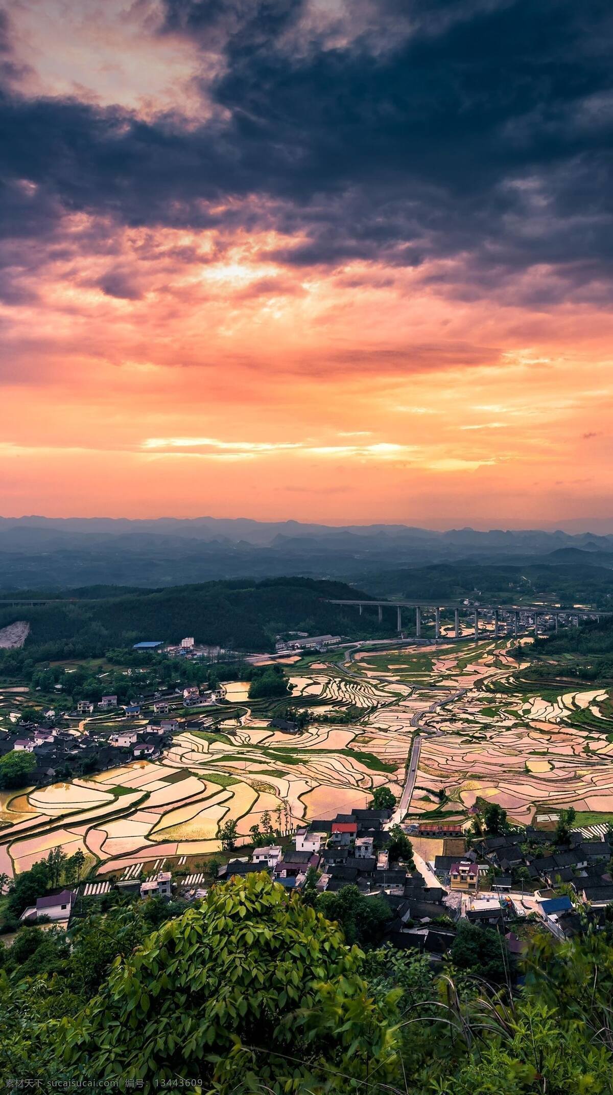 梯田 山 水 树 云 天空 蓝色 绿色 自然 风景 光影 渐变 小城