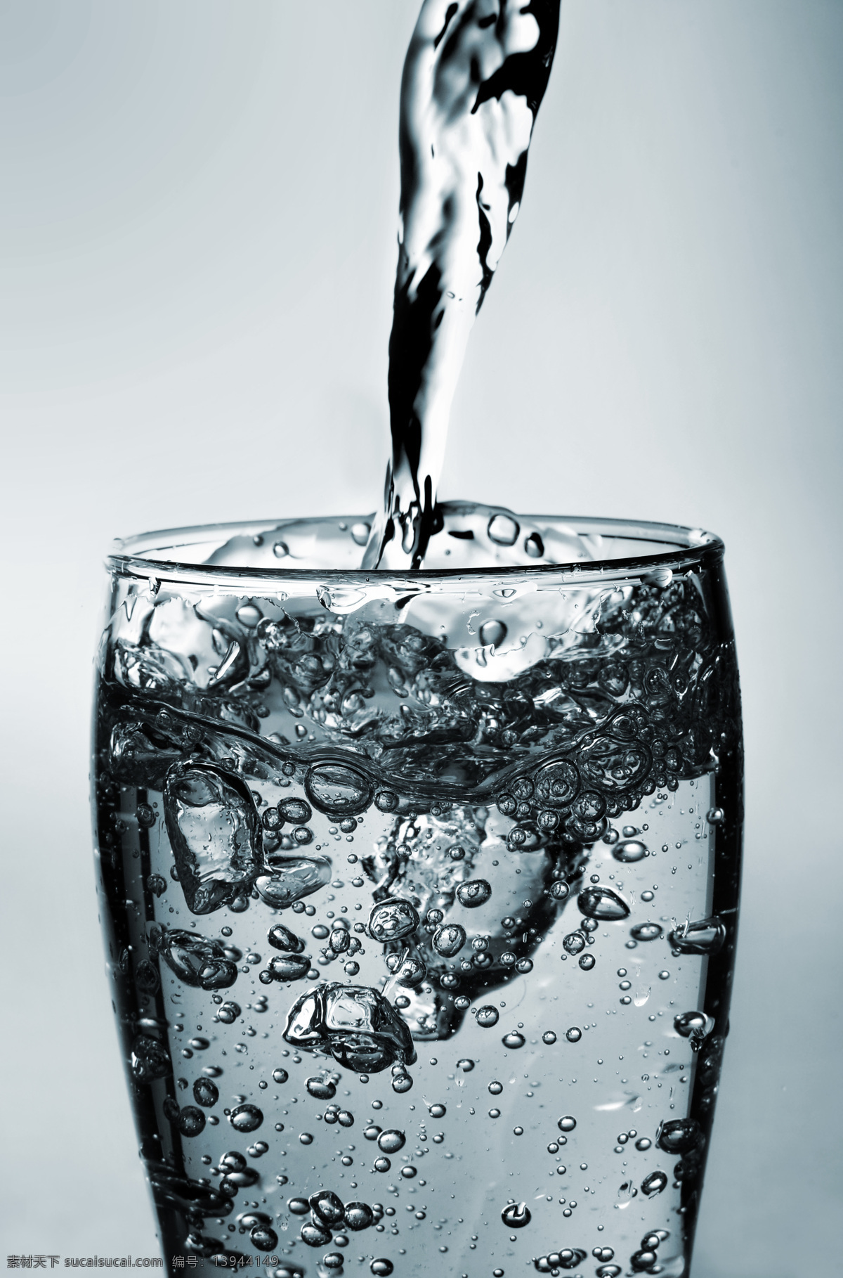倒入杯中的水 水 水纹 水波 水花 水背景 水主题 水元素 水杯 冰水烈火 生活百科 灰色