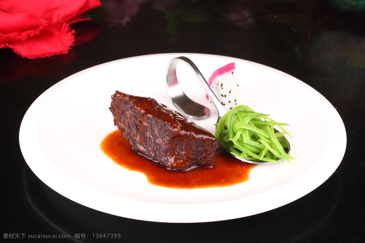 龙城雪花牛肉 牛肉 雪花牛肉 白盘 圆盘 黑背景 餐饮美食 传统美食