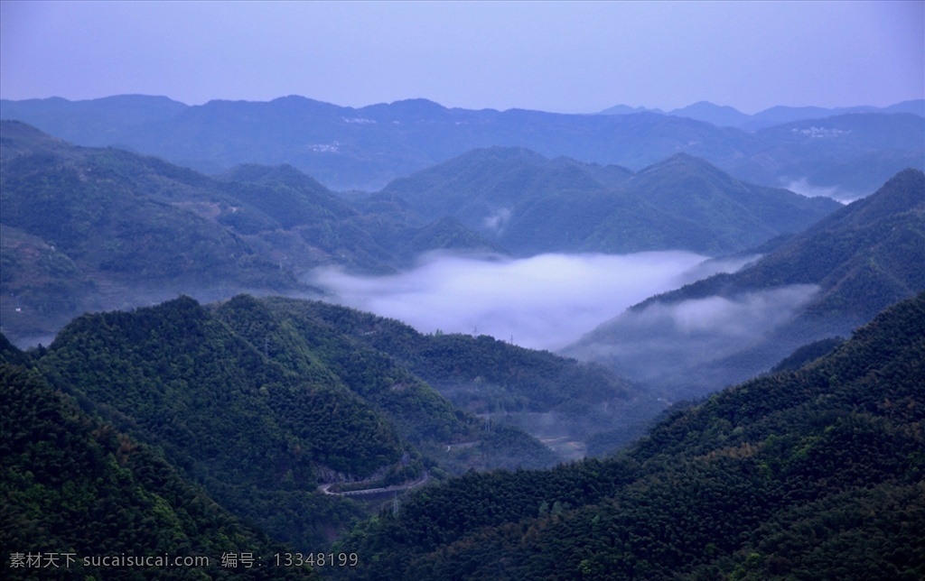 山顶云雾 山 云 雾 景观 山顶 蓝天 林区 树木 自然 风景 美丽 旅游 环境 户外 全景 天空 优胜美地 风景照 自然景观 山水风景