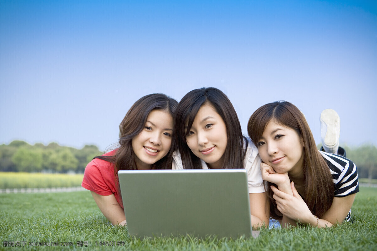 爱 学习 女 学生 活力青年 女学生 笔记本 电脑 思考 微笑 可爱 青春 女孩 少女 大学生 漂亮女孩 草地 天空 公园 树林 友谊 交情 交流 幸福 快乐 团结 美女 阳光 蓝天 高清图片 生活人物 人物图片