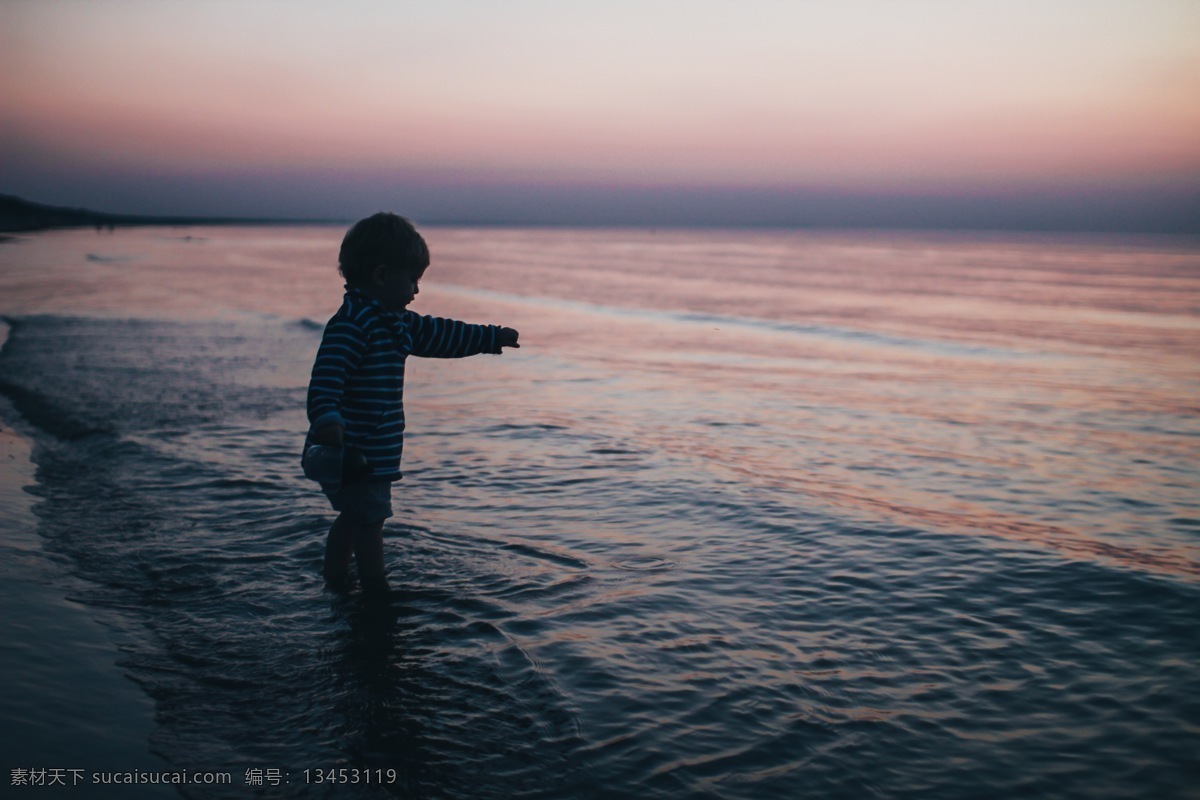 童年 外国 儿童 幼儿 亲子 外国儿童 小孩 宝宝 复古 唯美 童真 快乐 夕阳 大海 剪影 人物图库 儿童幼儿