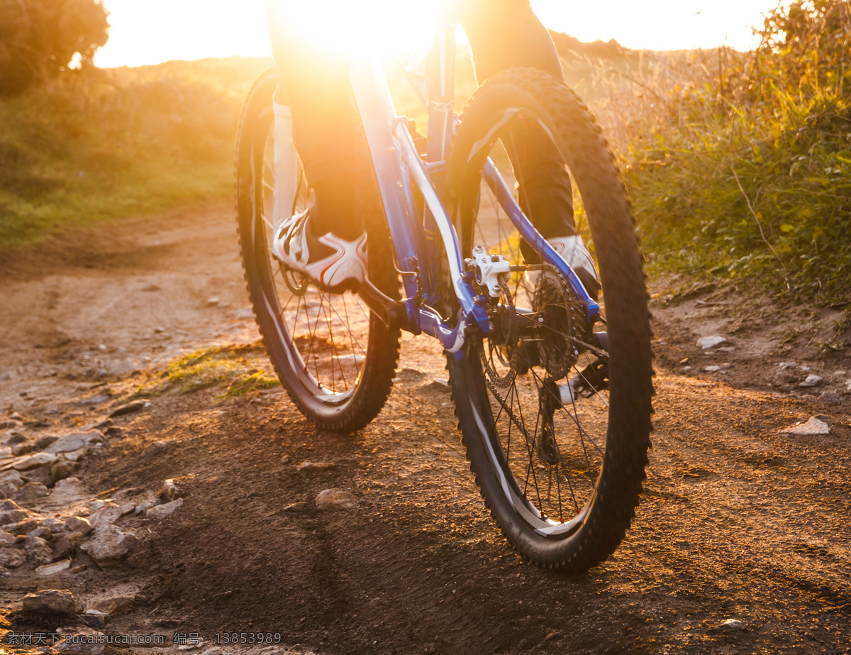 骑 自行车 生活 人物 摄影图片 山坡 野外 自行车摄影 自行车素材 体育 运动 体育运动 生活百科 棕色
