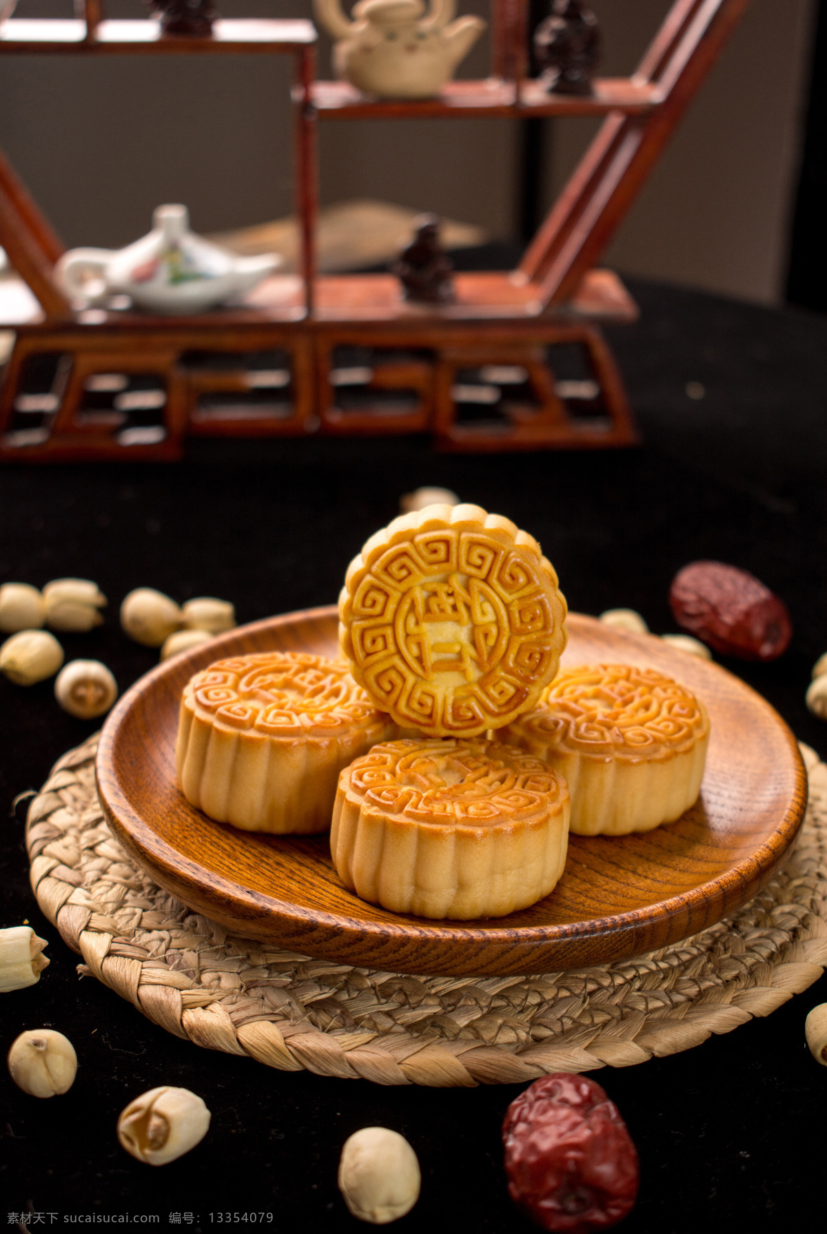 月饼 中秋 礼盒 点心 月 五仁月饼 五仁 花生 瓜子 月亮 嫦娥 中秋节 烘焙 中国 餐饮 庆祝 甜点 容器 排列 祝福 礼品 饮食 美味 圆形 清新 盒子 传统文化 中秋礼盒 中秋月饼 餐饮美食 传统美食