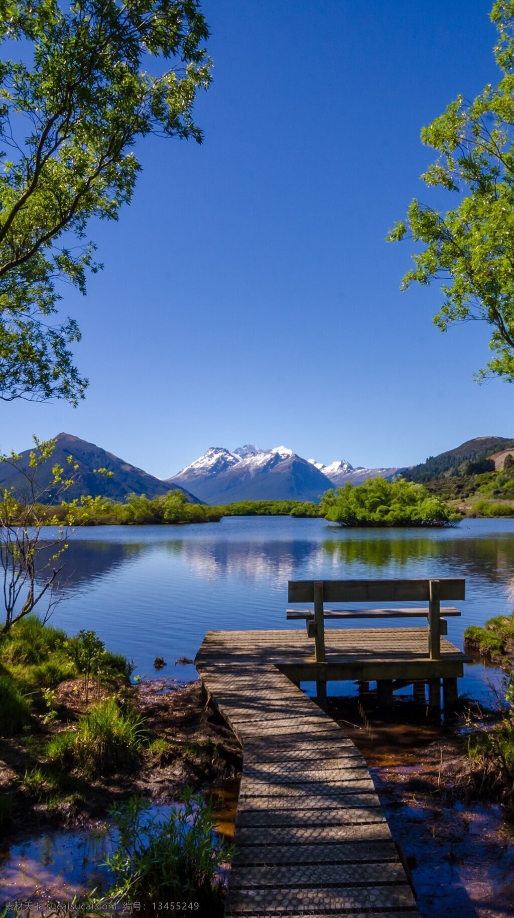 湖畔风光 湖 湖畔 湖水 倒影 倒映 景色 河 河流 河水 河畔 大河 小河 风景 景观 树木 小树 大树 树 草 野草 小草 座椅 椅子 小路 木板路 曲径通幽 休息 休憩 蓝天 蓝天白云 自然 自然风光 自然风景 大自然 大山 雪山 雪峰 郁郁葱葱 茂盛 万物生 万物生长 摄影图 旅游摄影 国外旅游