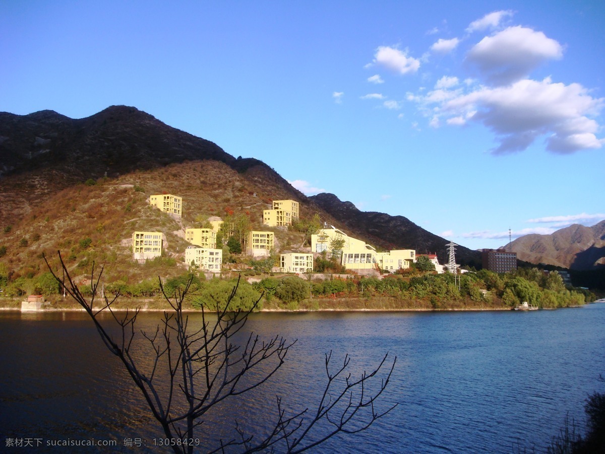 秋天的山 秋天 蓝天 白云 湖水 远山 旅游摄影 自然风景