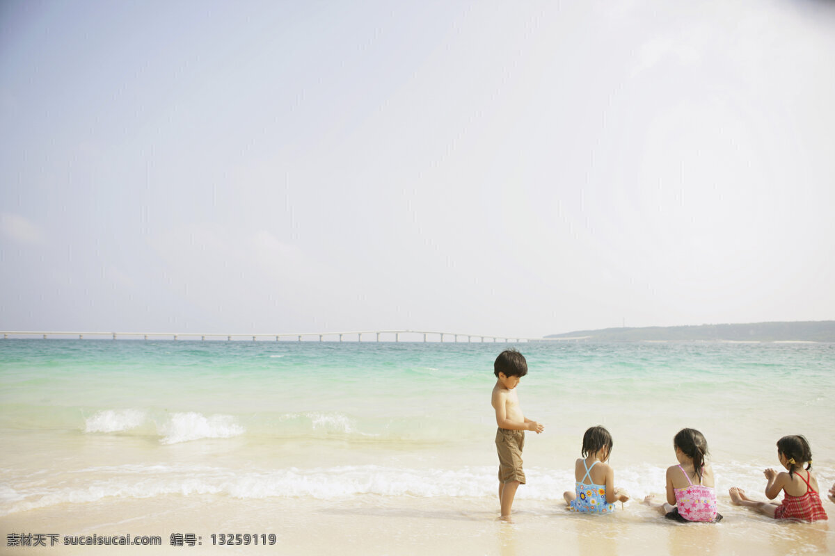 海边 玩耍 儿童 儿童世界 可爱儿童 小孩子 小孩儿 可爱 小学生 小女孩 儿童幼儿 沙滩 儿童图片 人物图片