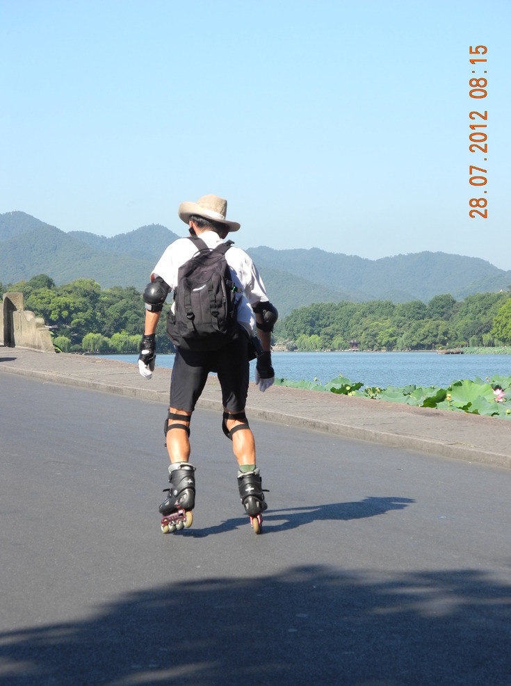 溜旱冰 溜冰 马路 西湖 杭州西湖 湖边 山 男孩 人物摄影 人物图库