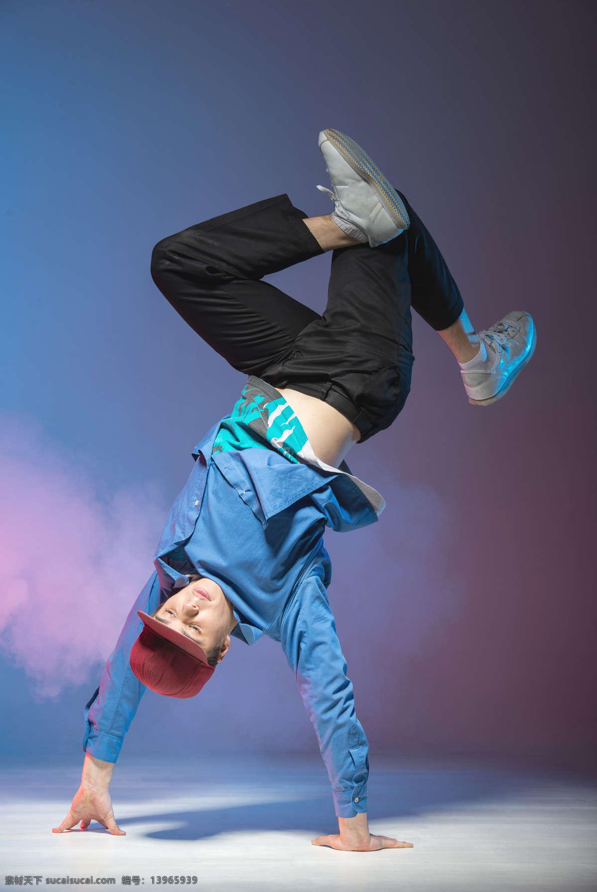 倒立 跳舞 男人 舞者 嘻哈舞者 舞蹈家 艺术家 人物图库 人物摄影 街舞 男性 生活人物 人物图片