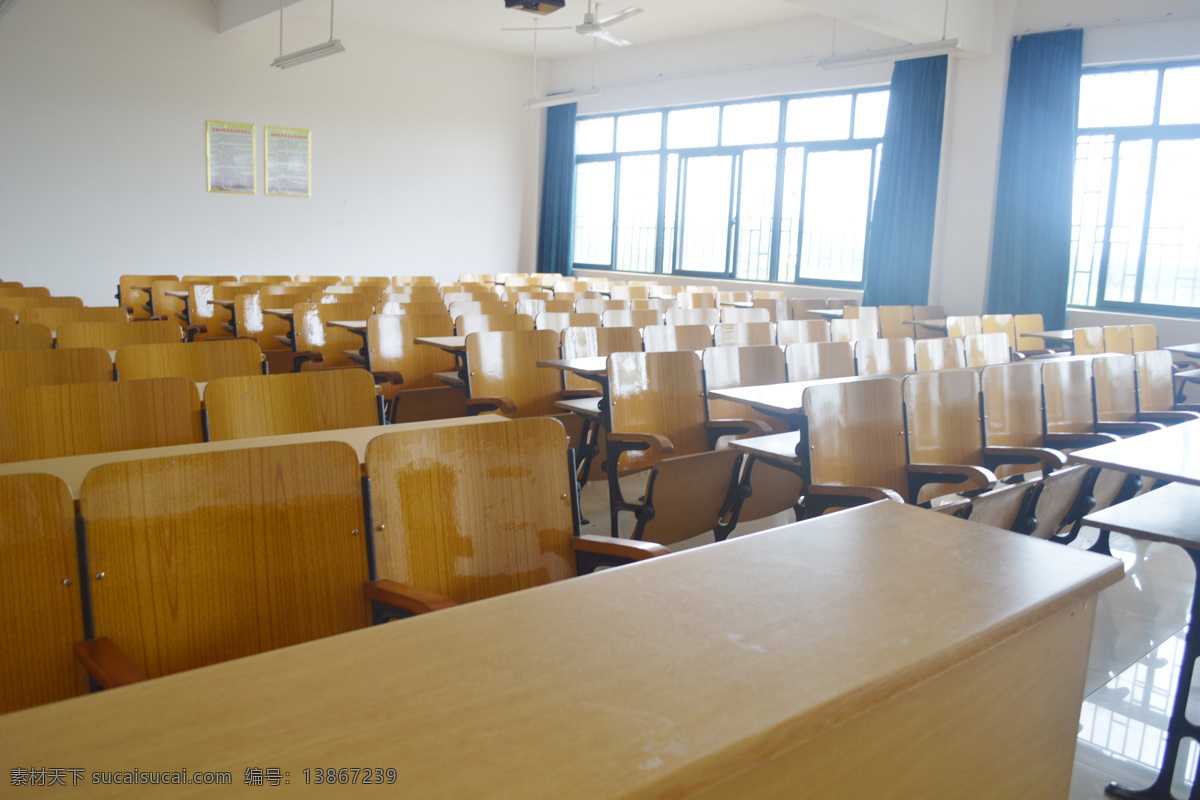 课桌 摄影图 大学校园 教室 座位 空教室 校园生活 大学教室 桌子 椅子 板凳 地板 窗户 窗外 学习办公 生活百科