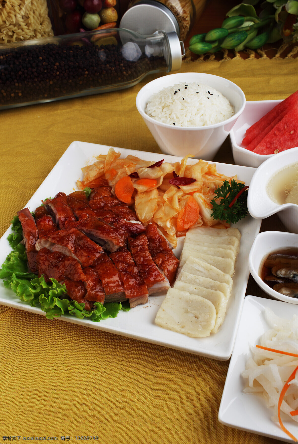 烧鹅饭 传统美食 烧鹅 饭 辣白菜 切片萝卜 切片鱼饼 切片西瓜 冬瓜汤 咸蛏碟 萝卜丝 餐饮美食
