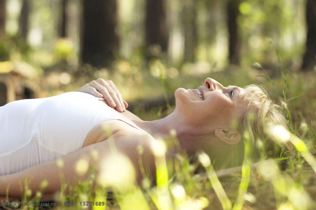 躺 草地 上 女人 外国女人 躺着 草坪 微笑 树林 野外 生活人物 人物图片