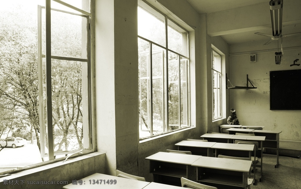 怀旧 窗外 教室 破旧 桌子 过去 光束 黑板 椅子 窗户 学校 室内 生活百科 学习办公