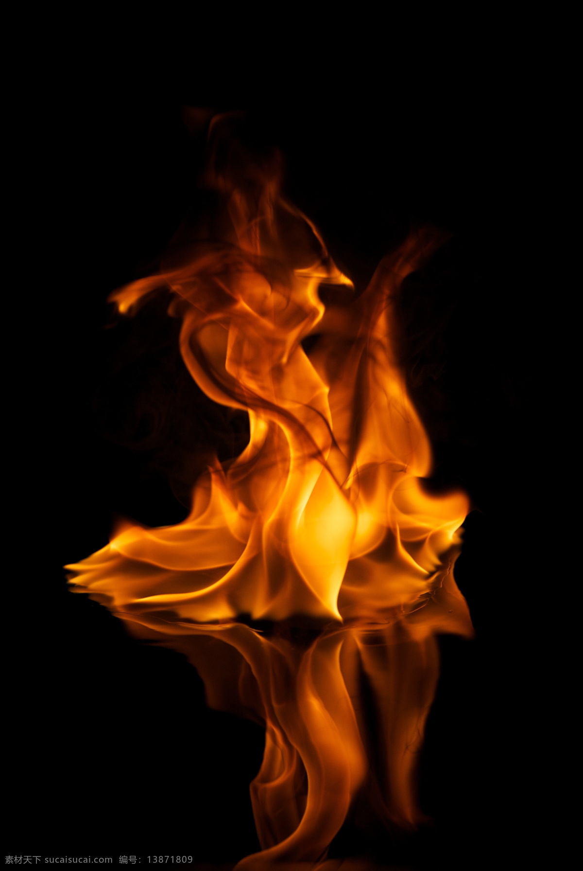 水面上的火 火 篝火 火苗 火焰 背景 黑色 晚上 大伙 柴火 燃烧 炭火 烤火 火焰素材 火素材 篝火素材 生活百科 生活素材