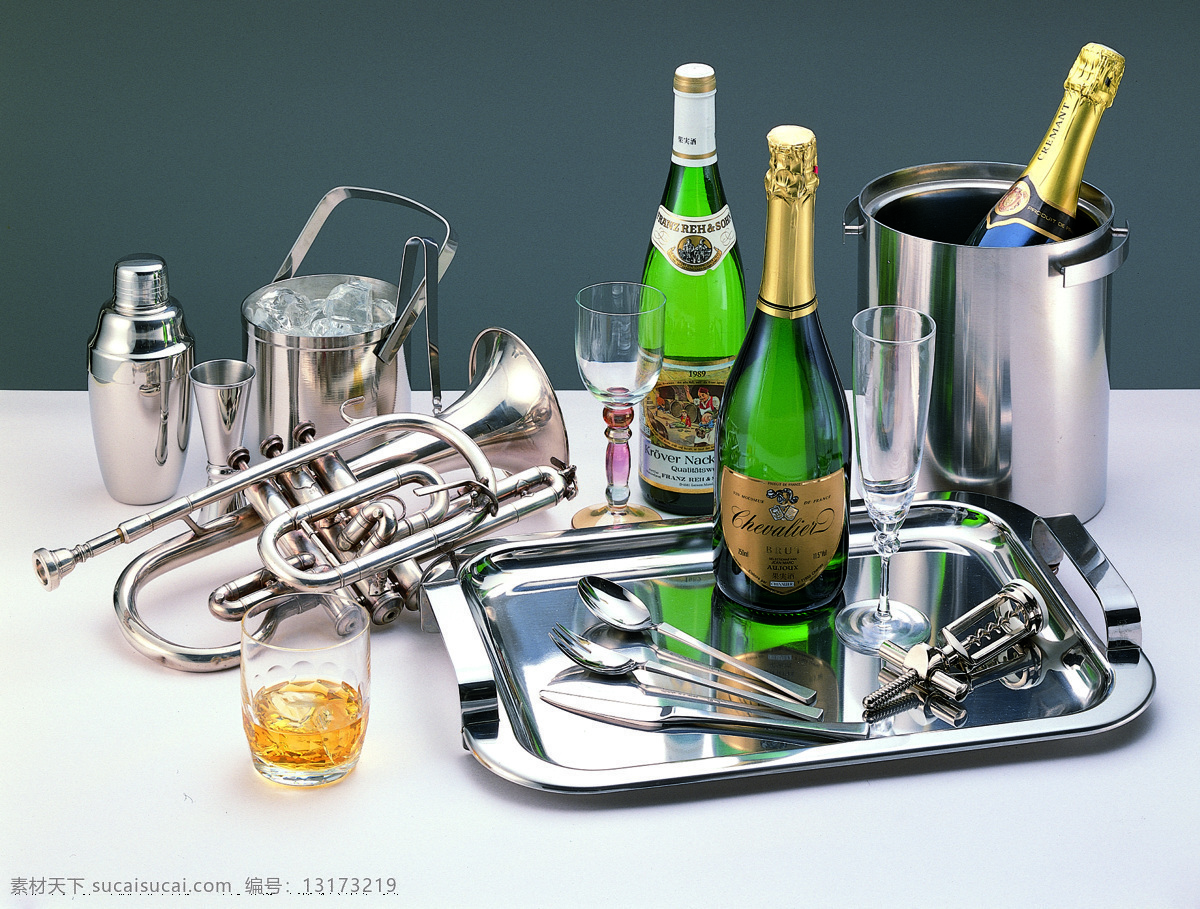 餐饮美食 高脚杯 酒杯 乐器 啤酒 桶 餐具 图 小号 冰 金属器皿 透明 开瓶器 香槟 矢量图 日常生活